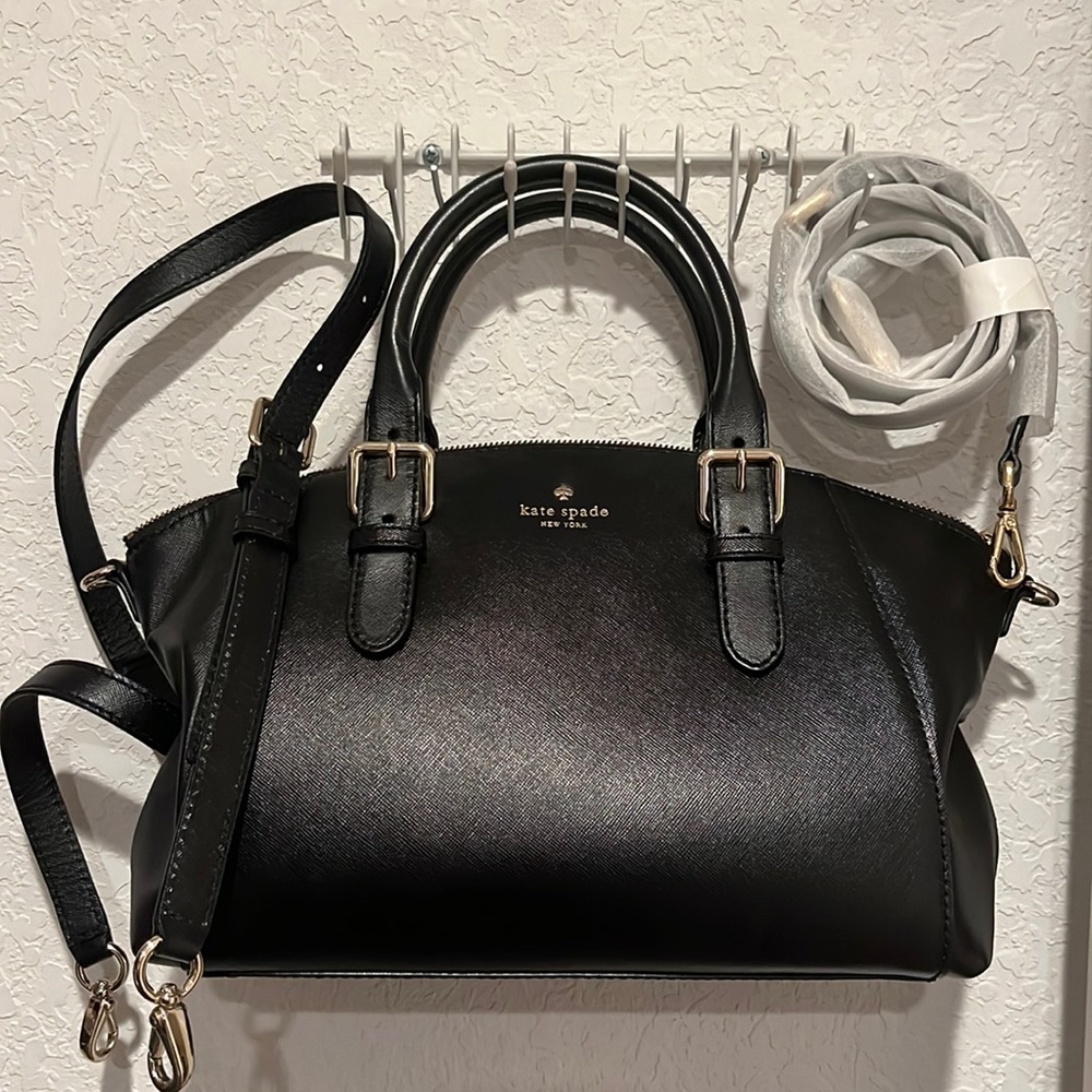 Classic Kate Spade purse in excellent condition.